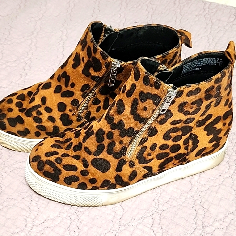 Wedge tennis shoes